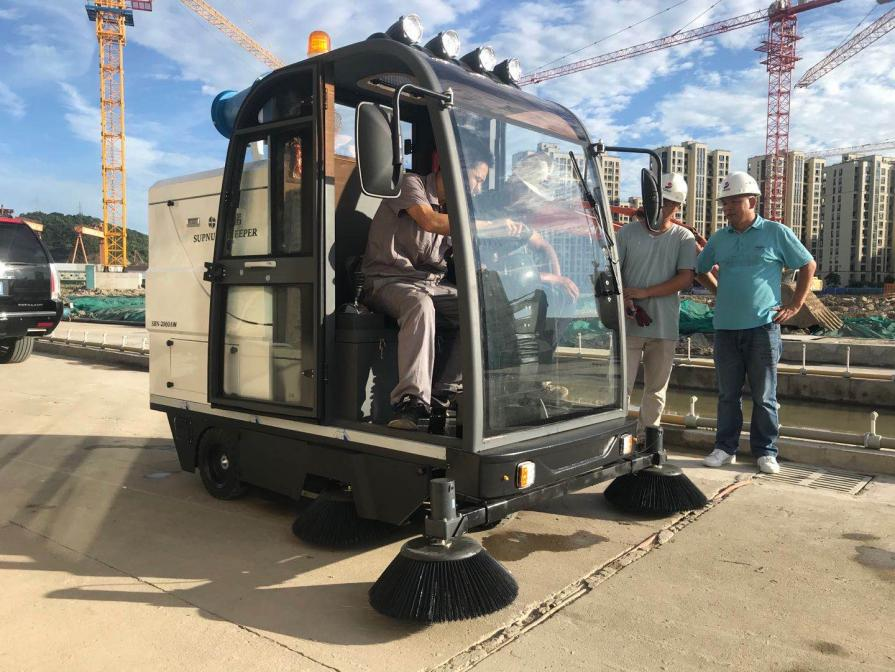阿勒泰龙海市电动清扫车：现代城市清洁的新解决方案
